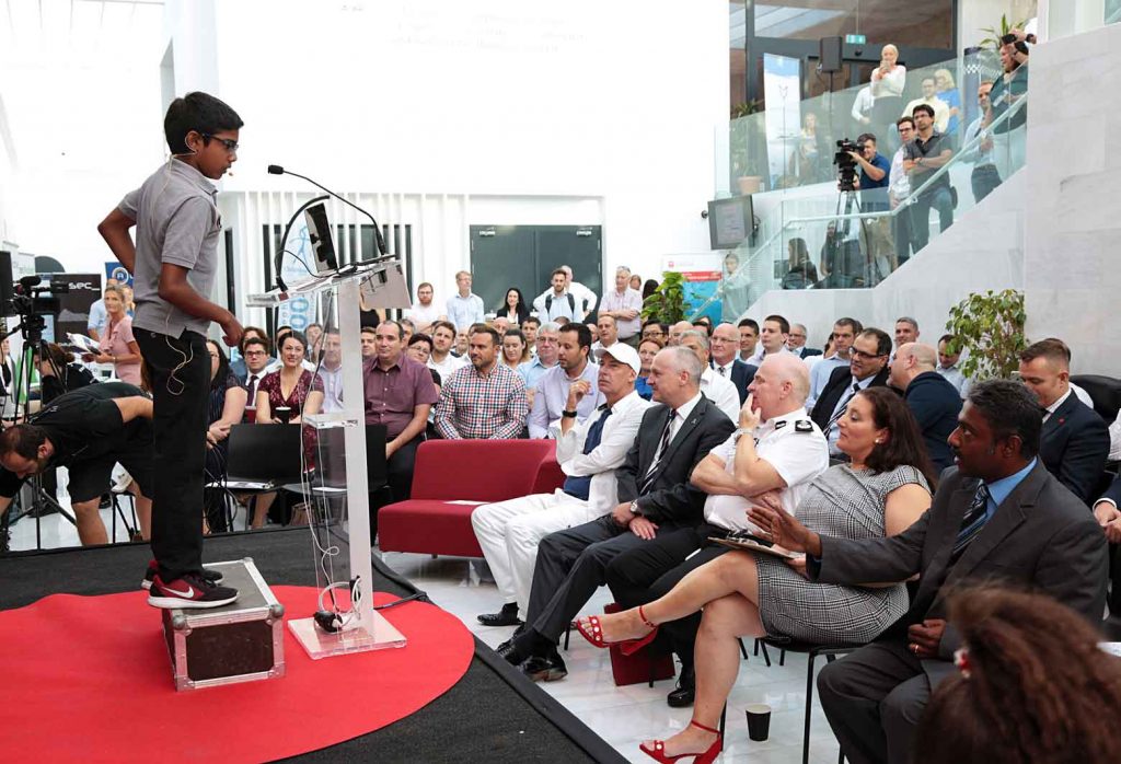 Reuben-Paul-Reach-Alcance-1